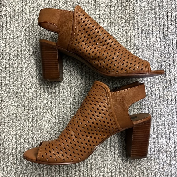 Ladies Leather Heel Sandals - Picture 2 of 5